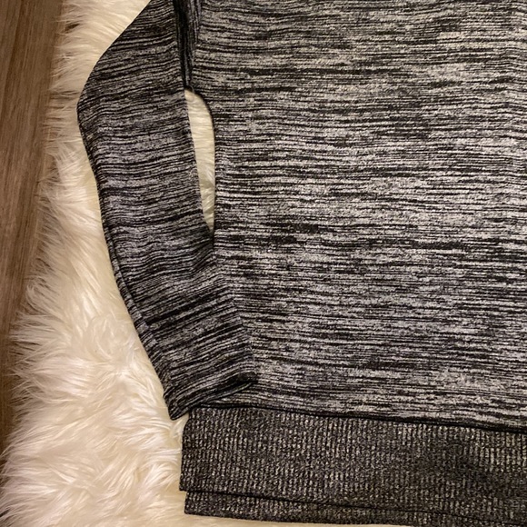 Tahari Women’s Size xsmall Loose Fit Turtle Neck Sweater Black space dye NWT - Picture 3 of 5